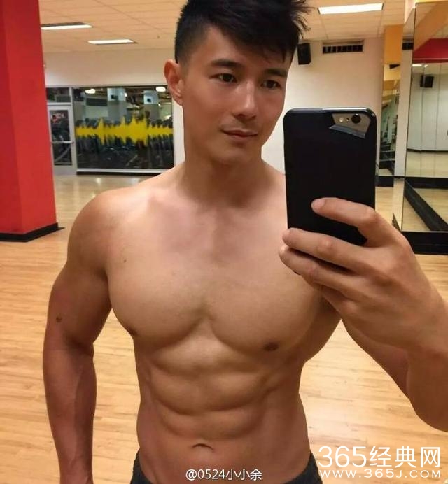 韩国健身教练移民美国，下海拍片捞美金，自称秀自身肌肉美！