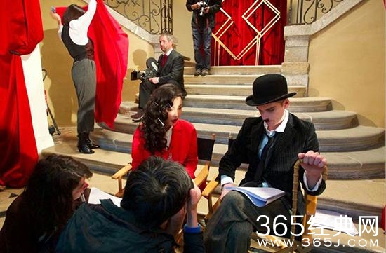 各家小花都去蹭时装周了，唯独她一人受邀欧洲杯？