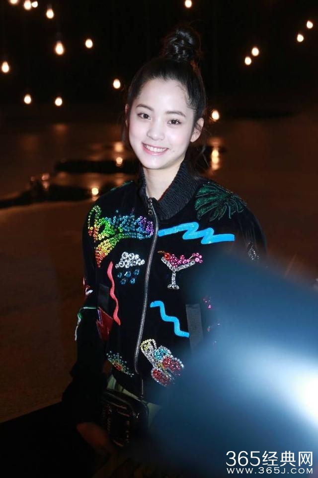 各家小花都去蹭时装周了，唯独她一人受邀欧洲杯？