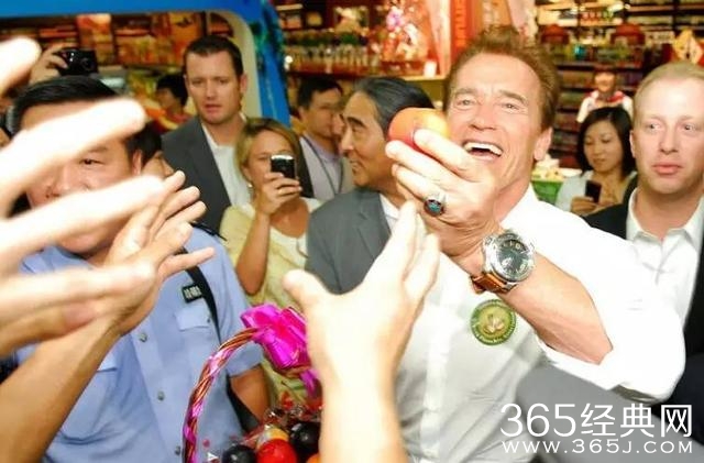 特朗普和希拉里大辩论之前第一个该感谢的人，是施瓦辛格