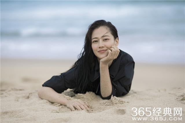 谭卓海滩度假美照曝光 扎麻花辫清纯似少女