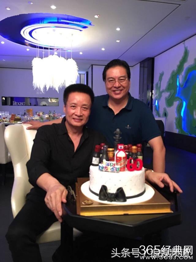 阎维文开通微博网友感动哭了，他的第一条微博就是晒幸福