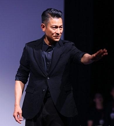 被誉为“内地刘德华”的他，3次和华仔隔空合作，如今王牌对王牌