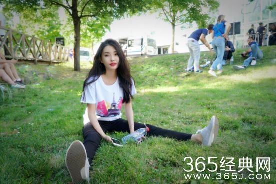 各家小花都去蹭时装周了，唯独她一人受邀欧洲杯？