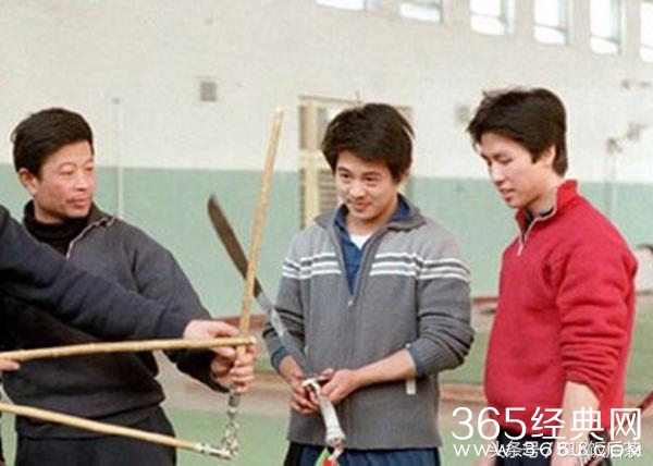 郭德纲亲自出马应付徒弟曹云金的不敬；他们却是徒弟先帮忙教训