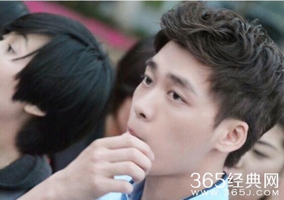 原来这么多明星爱咬手指，李易峰、杨洋、郑爽还有他们