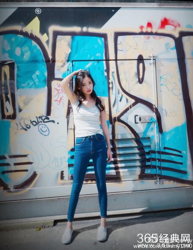 各家小花都去蹭时装周了，唯独她一人受邀欧洲杯？