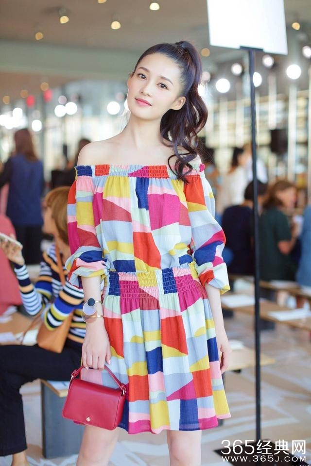 各家小花都去蹭时装周了，唯独她一人受邀欧洲杯？