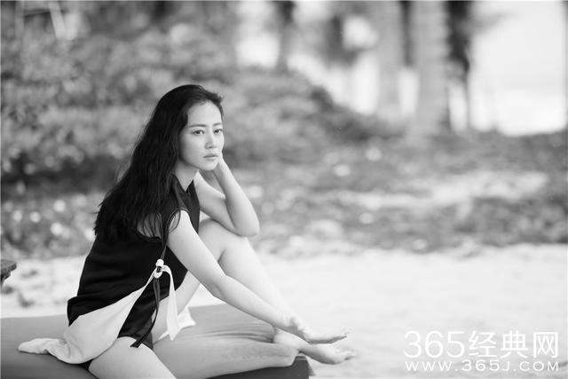 谭卓海滩度假美照曝光 扎麻花辫清纯似少女