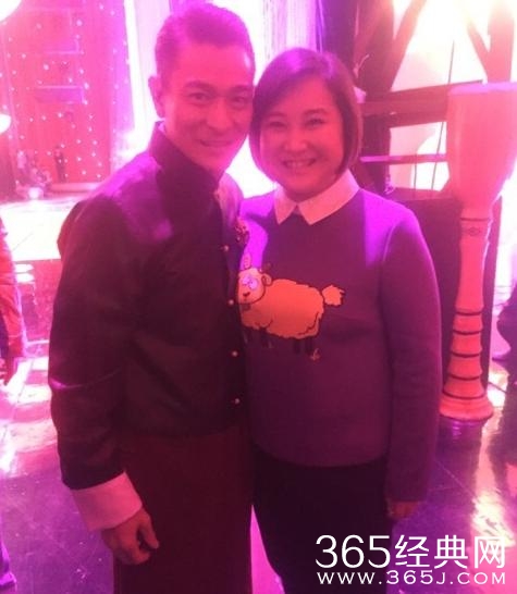 贾玲凌晨四点用刘德华手机发了条微博，不怕天王嫂吃醋吗？