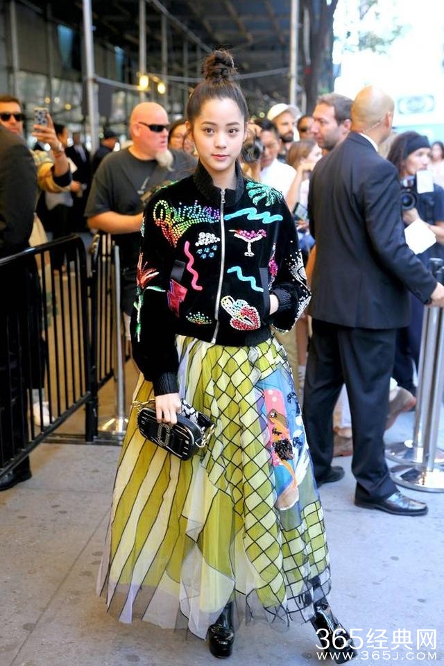 各家小花都去蹭时装周了，唯独她一人受邀欧洲杯？