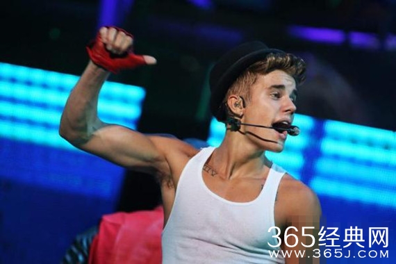 比伯遭粉丝围观欲合照 冷回：你们很讨厌