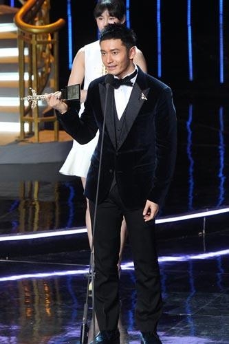 被誉为“内地刘德华”的他，3次和华仔隔空合作，如今王牌对王牌