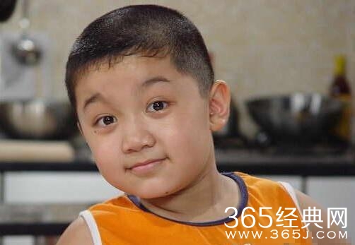 “家有儿女”电视剧中一家人12年后再聚首，其乐融融