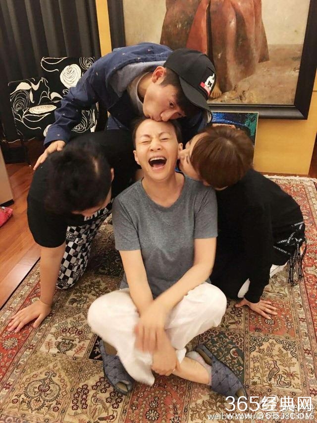 “家有儿女”电视剧中一家人12年后再聚首，其乐融融