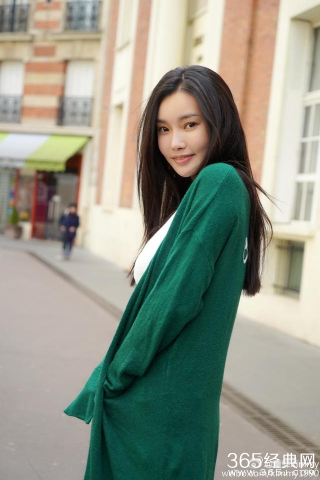 各家小花都去蹭时装周了，唯独她一人受邀欧洲杯？