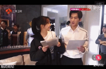 用GIF动态来表述网友们说的月抛型郑爽脸，你们觉得的呢？