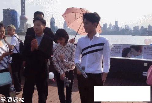 郑爽被称“90度少女”，杨幂、赵丽颖也不甘示弱