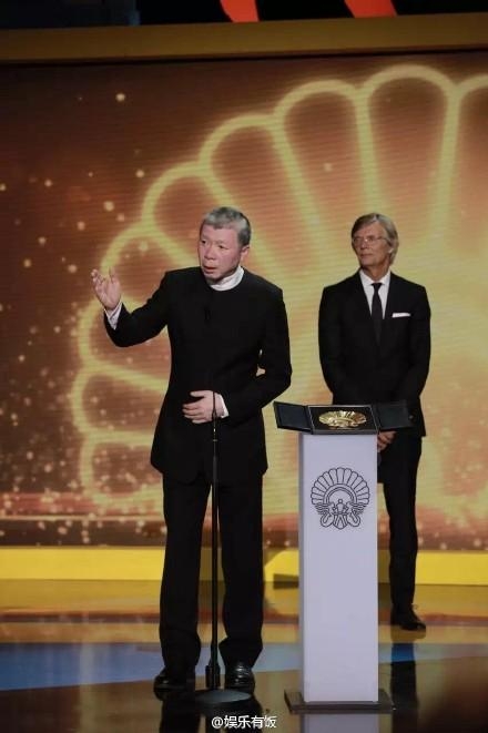 冯小刚脸部红肿僵硬，网友心疼齐呼：快打假去