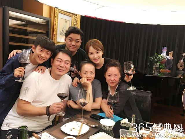 “家有儿女”电视剧中一家人12年后再聚首，其乐融融