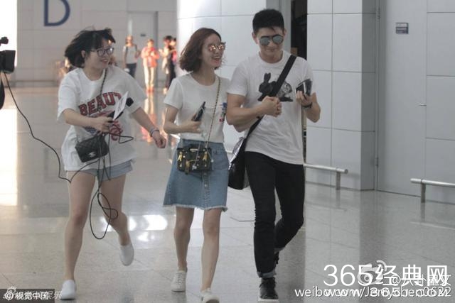 吴奇隆和刘诗诗现身机场，两人十指紧扣。网友：记者好抢镜呀！