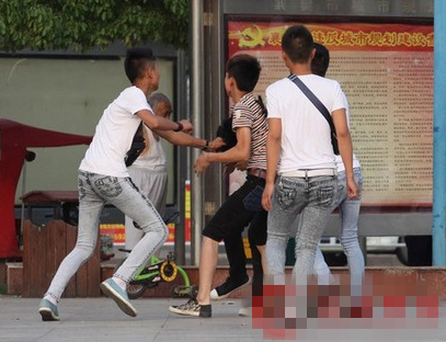 男子因多看女同学几眼 便被人挟持后电击群殴