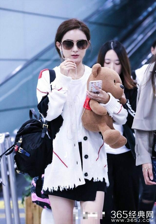 赵丽颖机场戴口罩还被认出，原因竟是助理识别度太高！