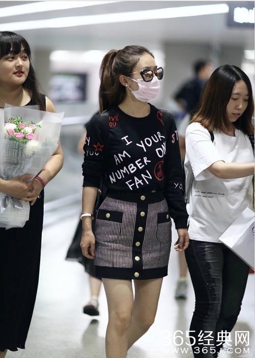 赵丽颖机场戴口罩还被认出，原因竟是助理识别度太高！