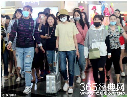 没有胸却依然很火的女星，我只服她！