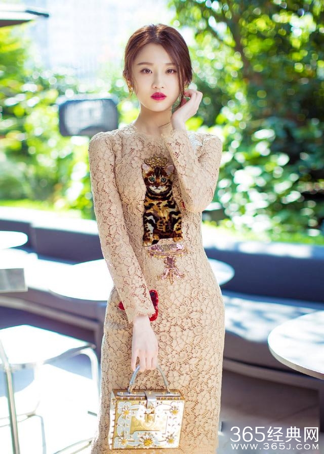 各家小花都去蹭时装周了，唯独她一人受邀欧洲杯？