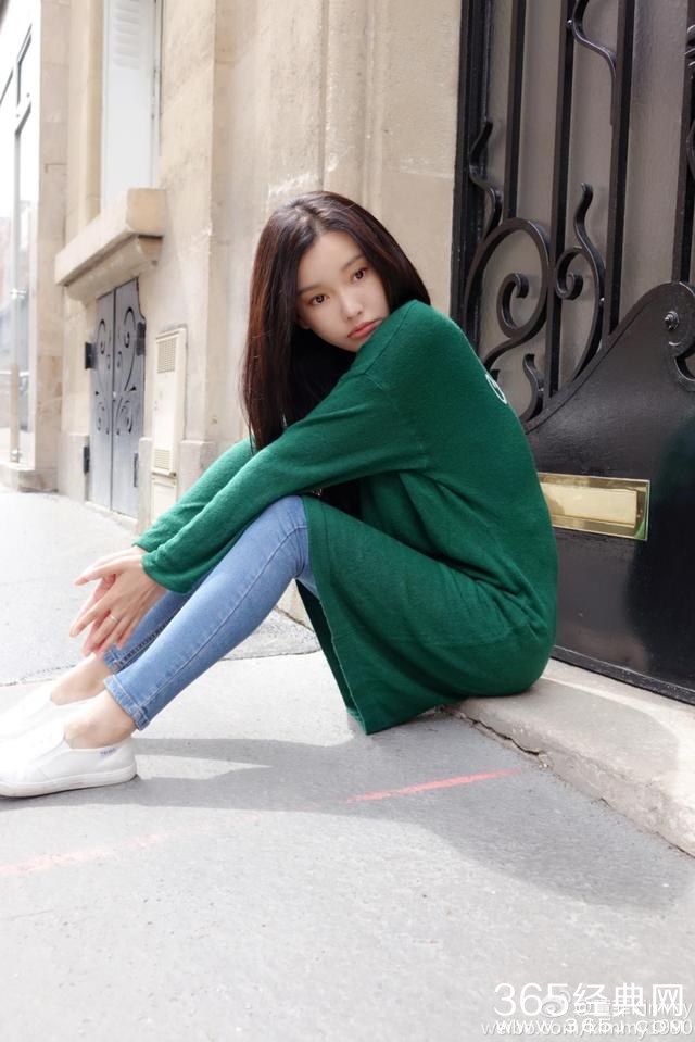 各家小花都去蹭时装周了，唯独她一人受邀欧洲杯？