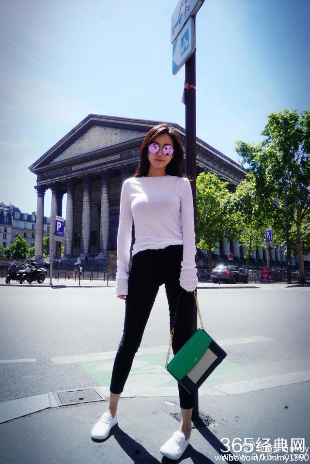 各家小花都去蹭时装周了，唯独她一人受邀欧洲杯？