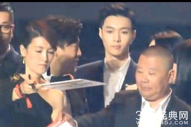 当初张艺兴嫌5块钱的水贵，现在却捐建了一条公路