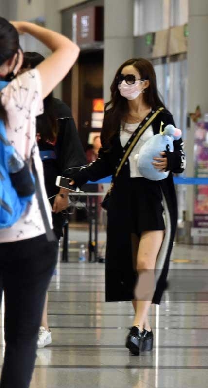 赵丽颖机场戴口罩还被认出，原因竟是助理识别度太高！