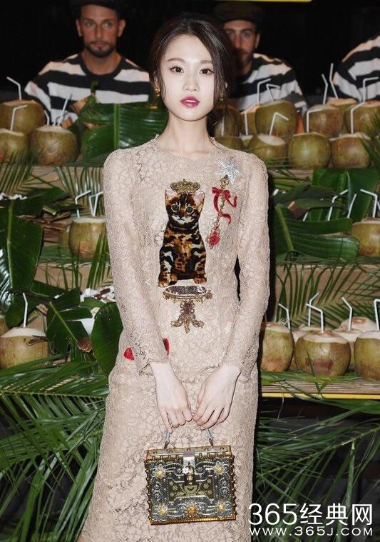 各家小花都去蹭时装周了，唯独她一人受邀欧洲杯？