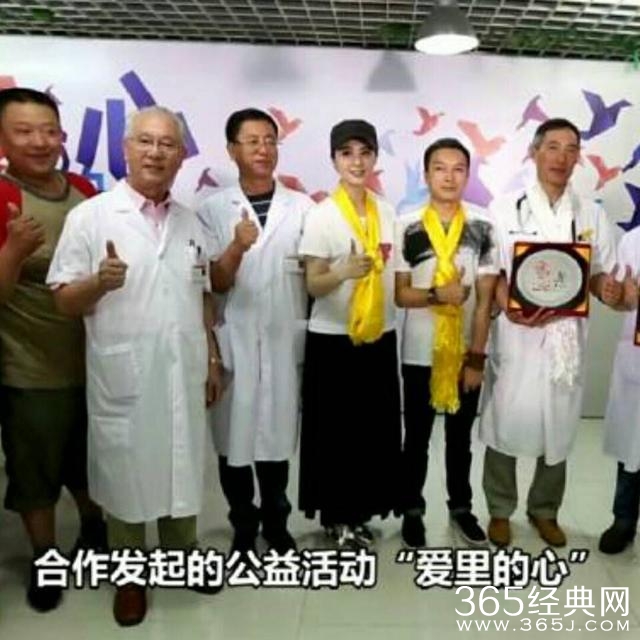 当初张艺兴嫌5块钱的水贵，现在却捐建了一条公路