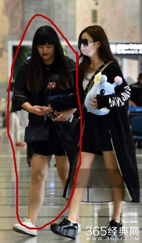 赵丽颖机场戴口罩还被认出，原因竟是助理识别度太高！
