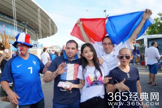 各家小花都去蹭时装周了，唯独她一人受邀欧洲杯？