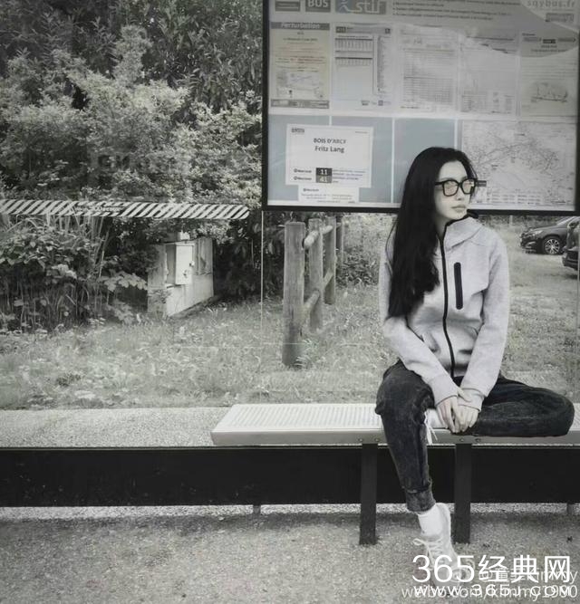 各家小花都去蹭时装周了，唯独她一人受邀欧洲杯？