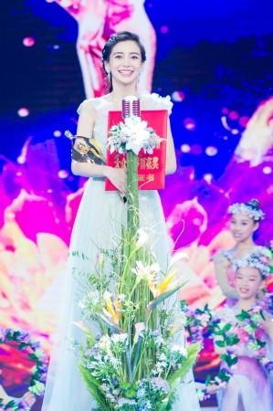 看到baby拿奖后得意忘形地大笑，白百何一个苦笑看懂了内幕