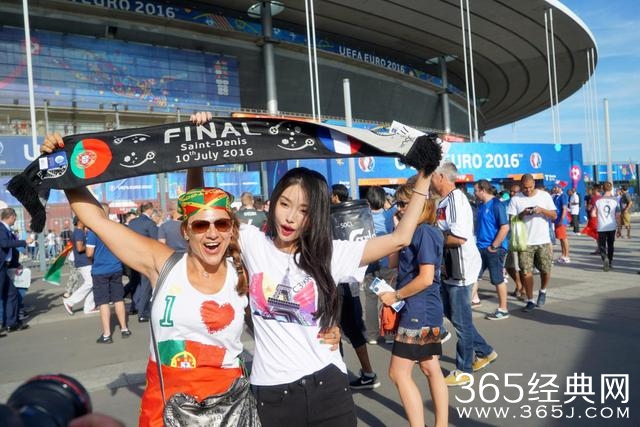 各家小花都去蹭时装周了，唯独她一人受邀欧洲杯？