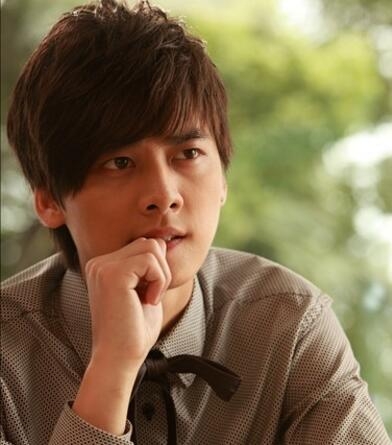 原来这么多明星爱咬手指，李易峰、杨洋、郑爽还有他们