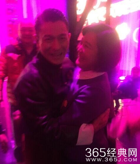 贾玲凌晨四点用刘德华手机发了条微博，不怕天王嫂吃醋吗？