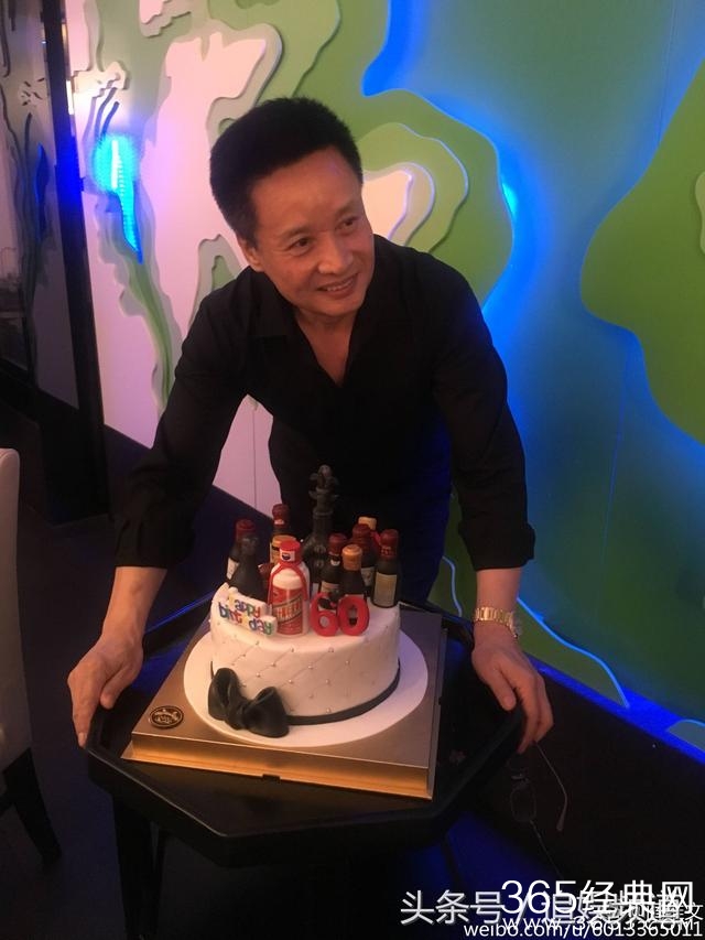 阎维文开通微博网友感动哭了，他的第一条微博就是晒幸福