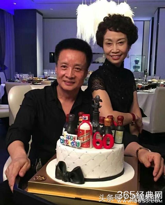 阎维文开通微博网友感动哭了，他的第一条微博就是晒幸福