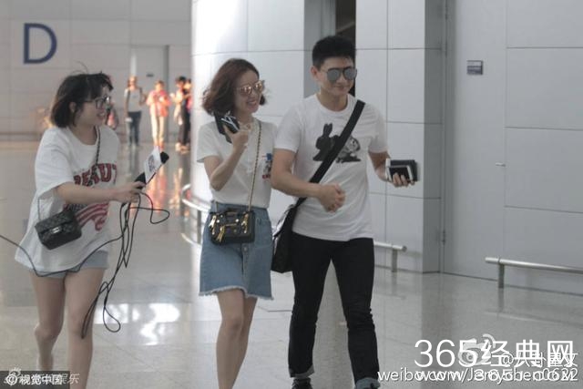 吴奇隆和刘诗诗现身机场，两人十指紧扣。网友：记者好抢镜呀！