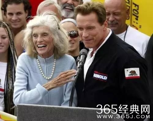 特朗普和希拉里大辩论之前第一个该感谢的人，是施瓦辛格