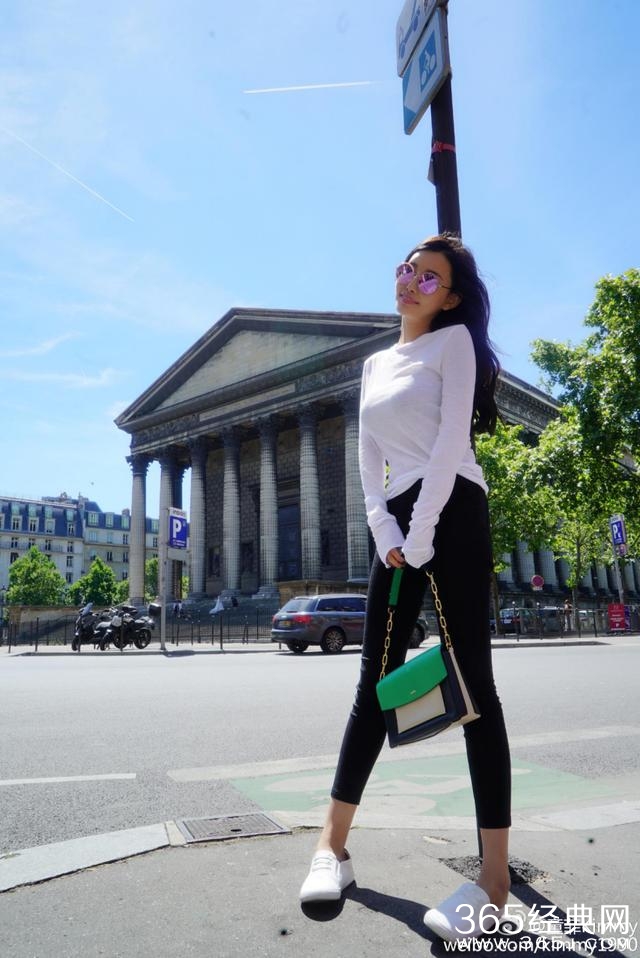 各家小花都去蹭时装周了，唯独她一人受邀欧洲杯？