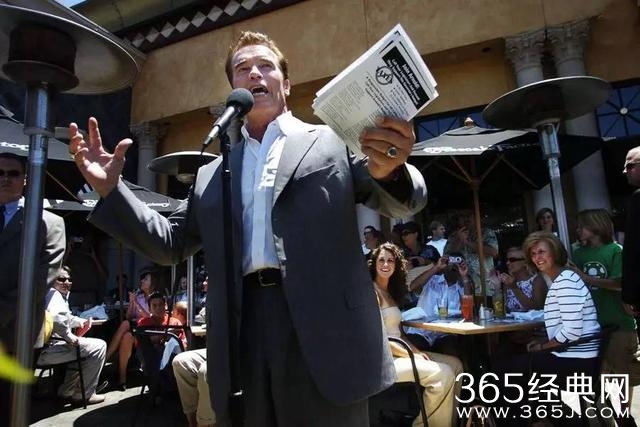 特朗普和希拉里大辩论之前第一个该感谢的人，是施瓦辛格