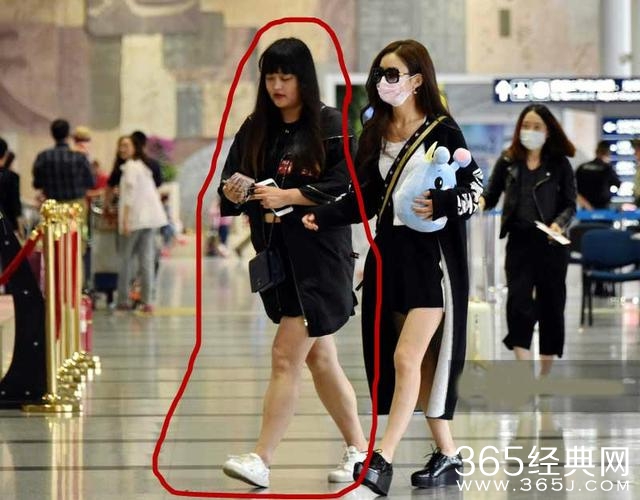 赵丽颖机场戴口罩还被认出，原因竟是助理识别度太高！